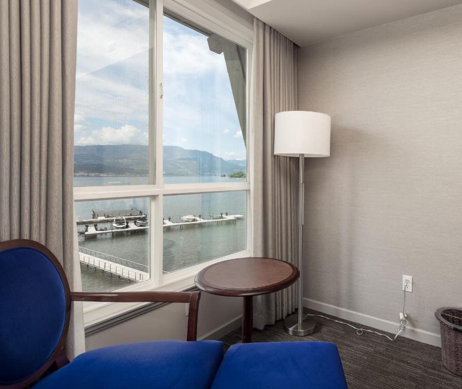 Deluxe King Room, Lakeview room - Image 2
