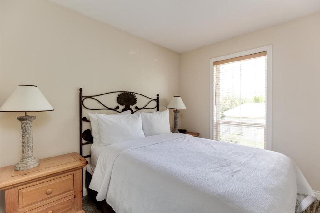 Three-Bedroom Villa, Gardenside room - Image 3