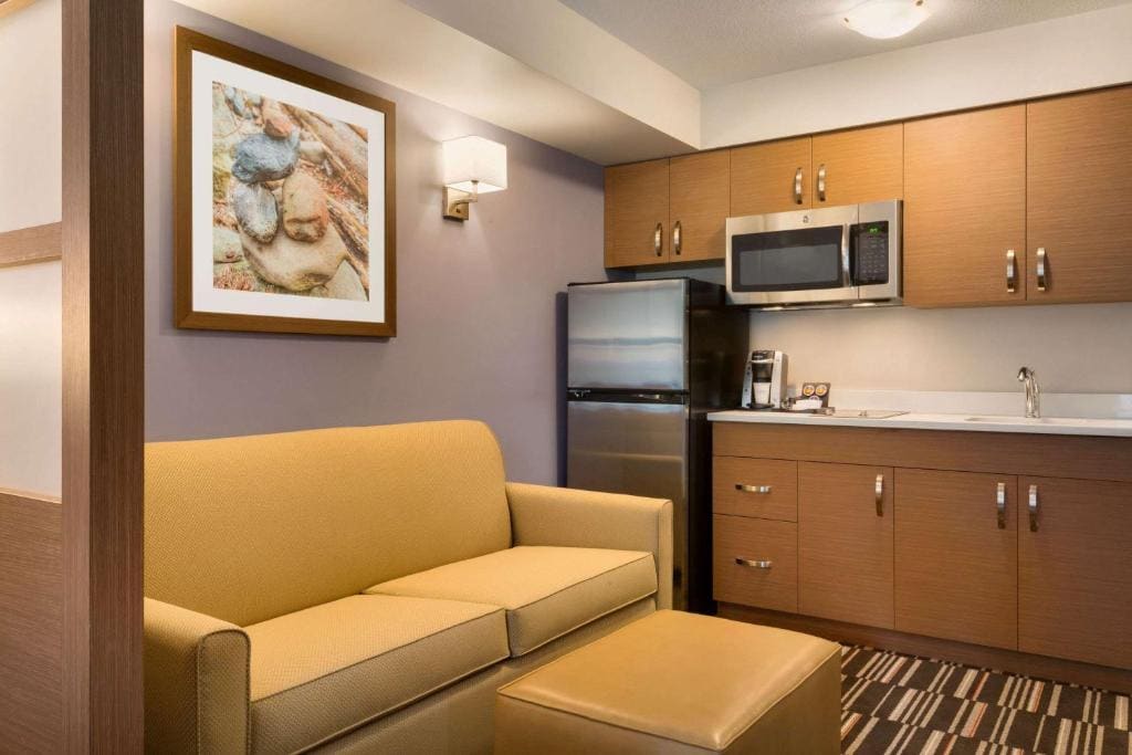 1 Queen Bed, Suite, Kitchenette, Rainforest View, Non-Smoking room - Image 1