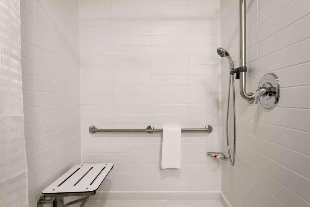 Queen Room - Mobility Access/Non-Smoking room - Image 2
