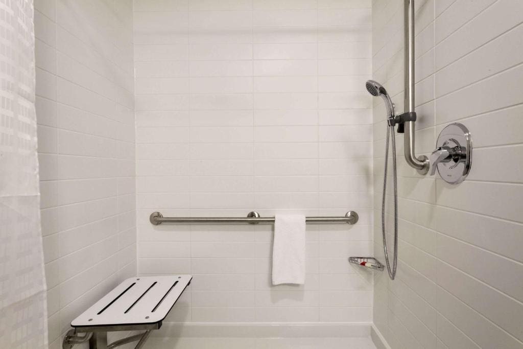 Queen Room - Mobility Access/Non-Smoking room - Image 3