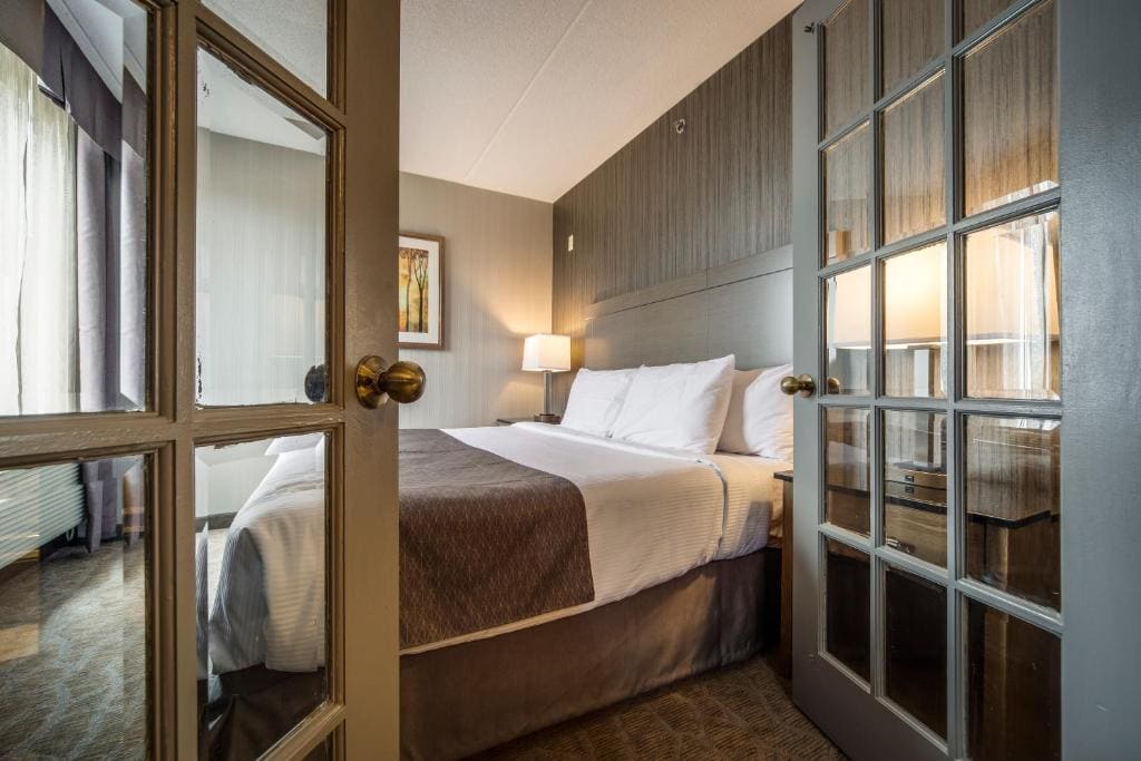 Deluxe King Suite with Jetted Tub and Living Room room - Image 1