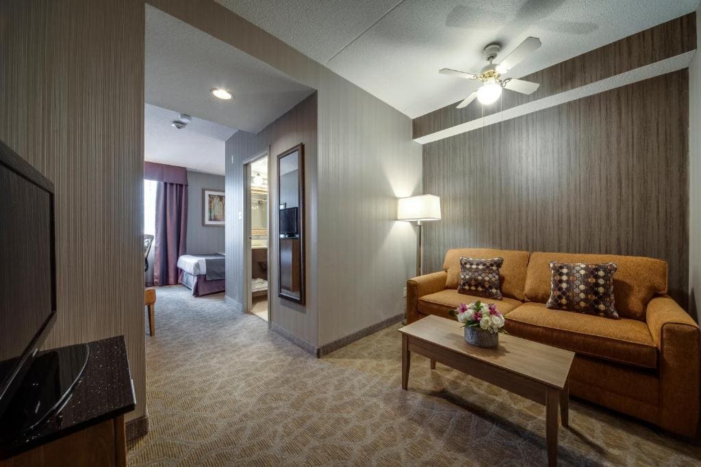 Queen Suite with Sofa Bed room - Image 2