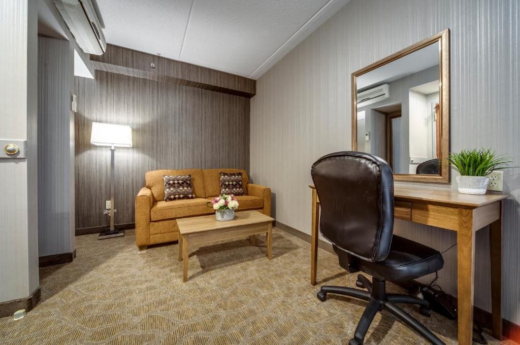 Deluxe Queen Suite with Jetted Tub and Living Room room - Image 3