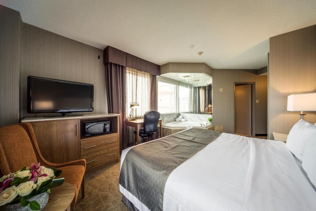 King Suite with Jetted Tub room - Image 2