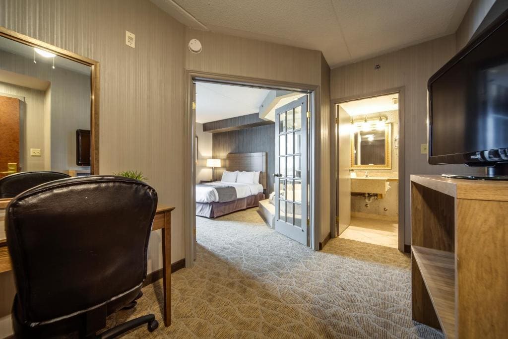 Deluxe Queen Suite with Jetted Tub and Living Room room - Image 2