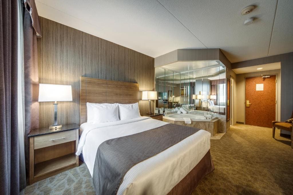 Queen Suite with Jetted Tub room - Image 2