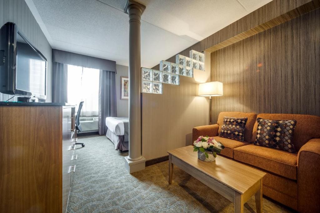 Queen Suite with Sofa Bed room - Image 1