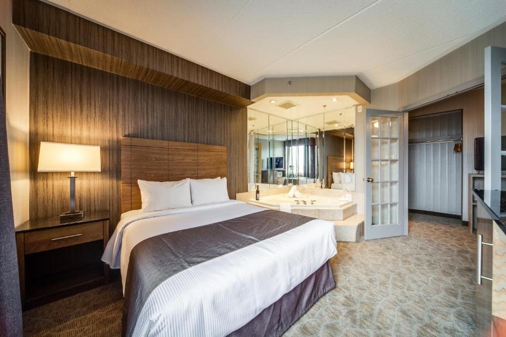 Deluxe Queen Suite with Jetted Tub and Living Room room - Image 1