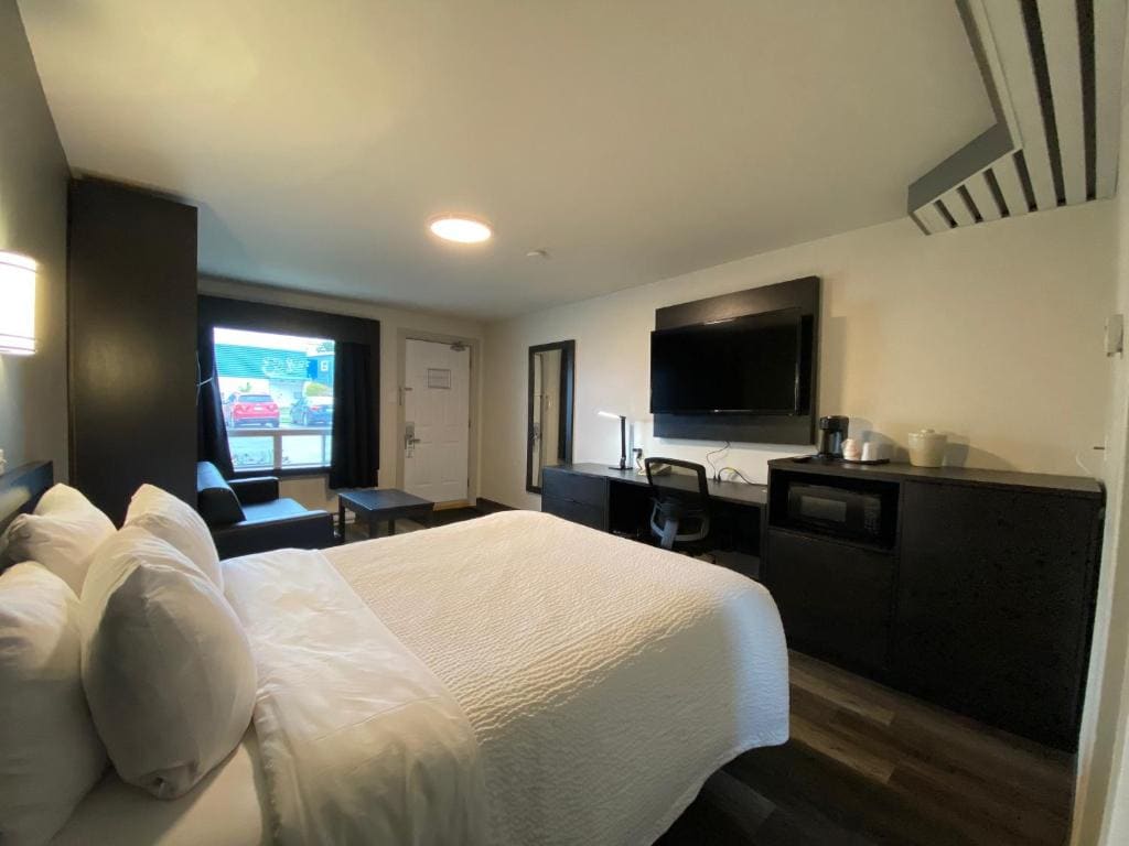 Queen Room with Wallbed - Non Smoking room - Image 2