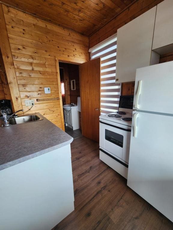 One Bedroom Cottage room - Image 1