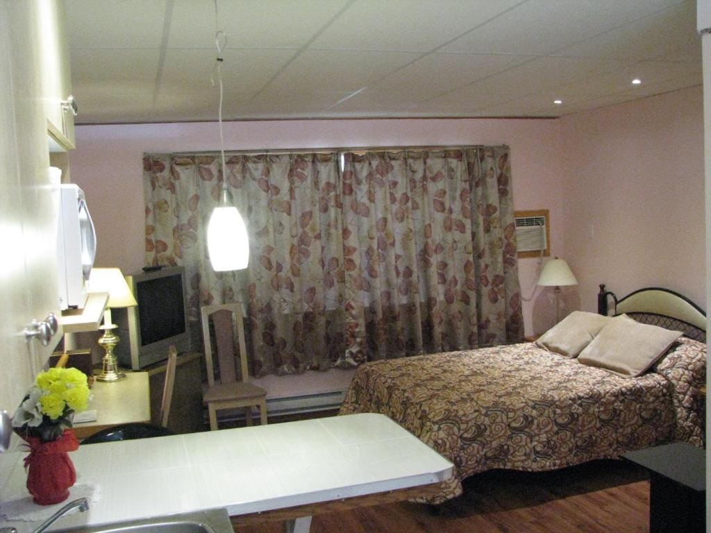 Queen Room with Kitchenette room - Image 3