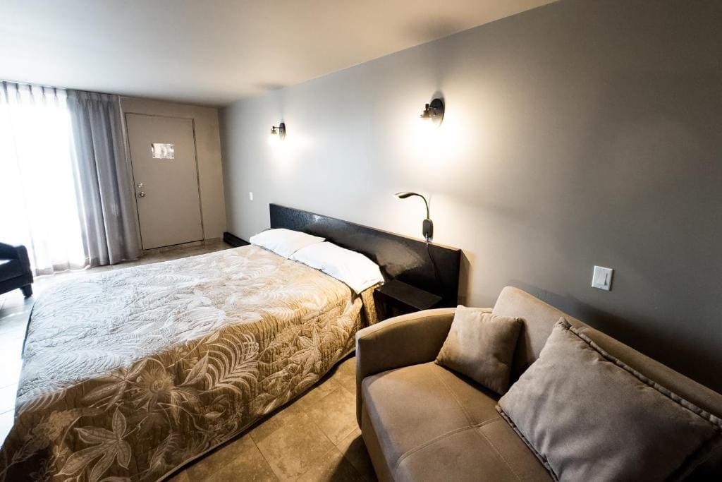 Business Queen Room with Two Queen Beds room - Image 3