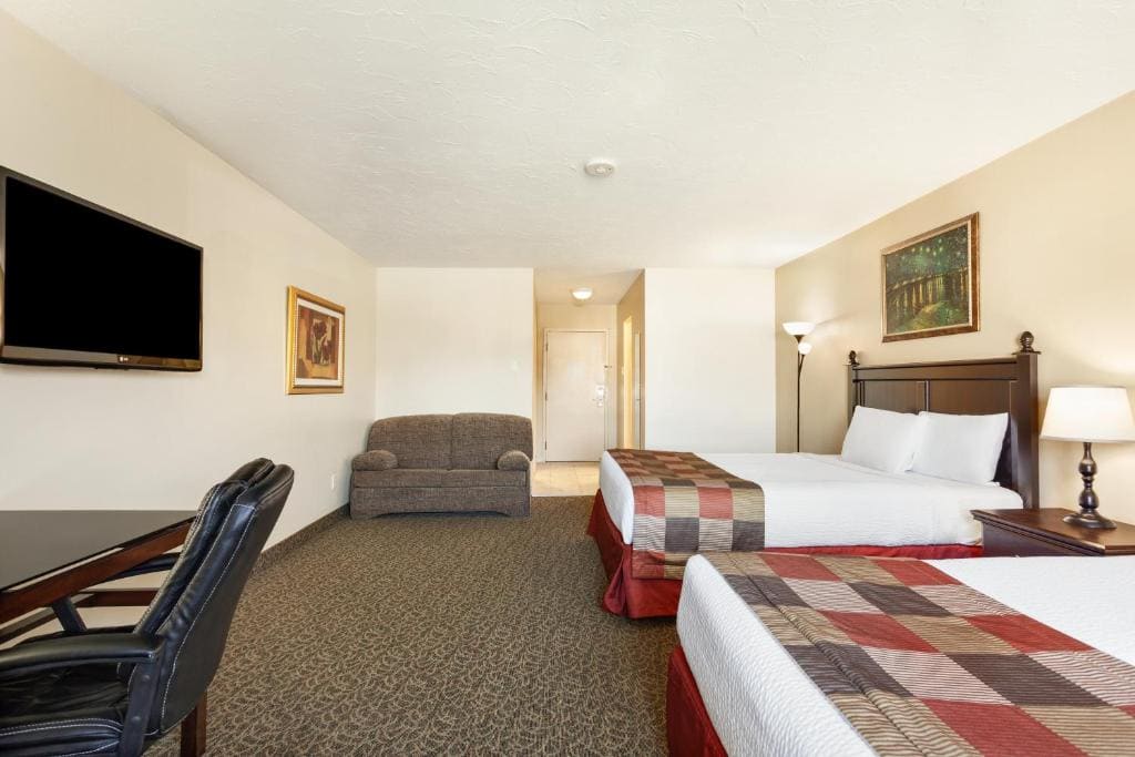 Deluxe Queen Room with Two Queen Beds - Non-Smoking room - Image 2