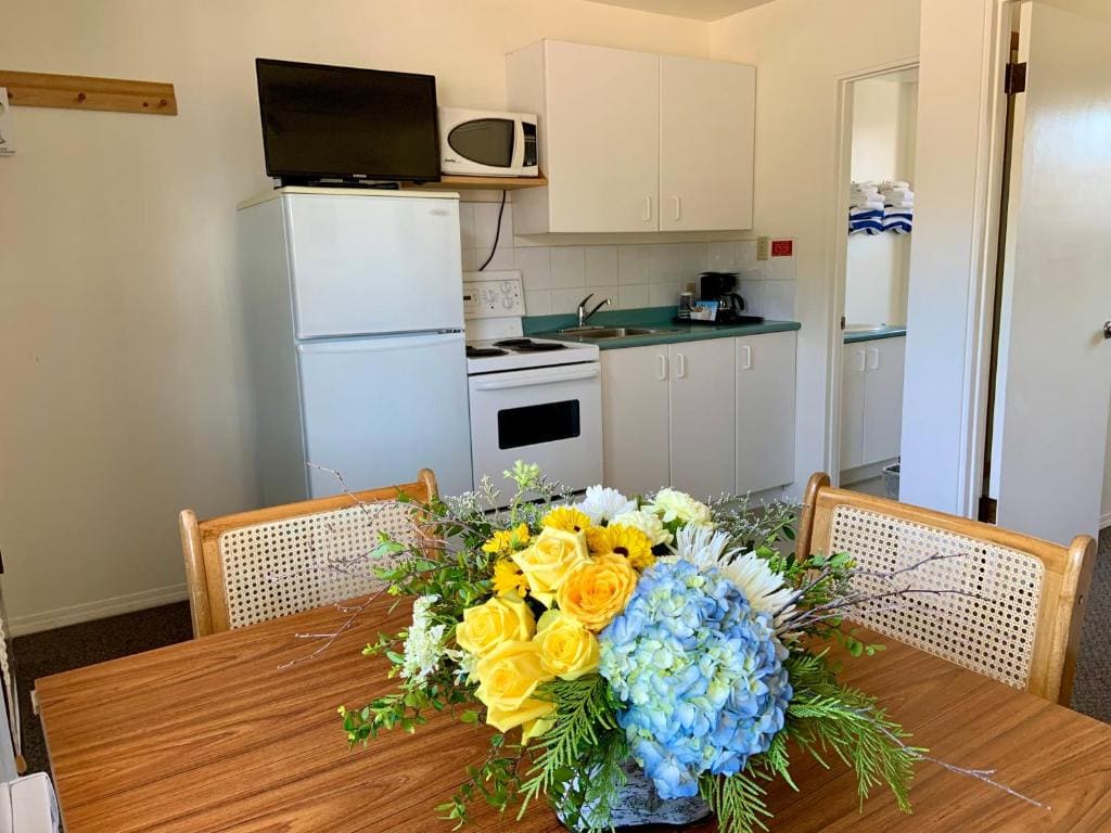 One-Bedroom Suite with Kitchen room - Image 1