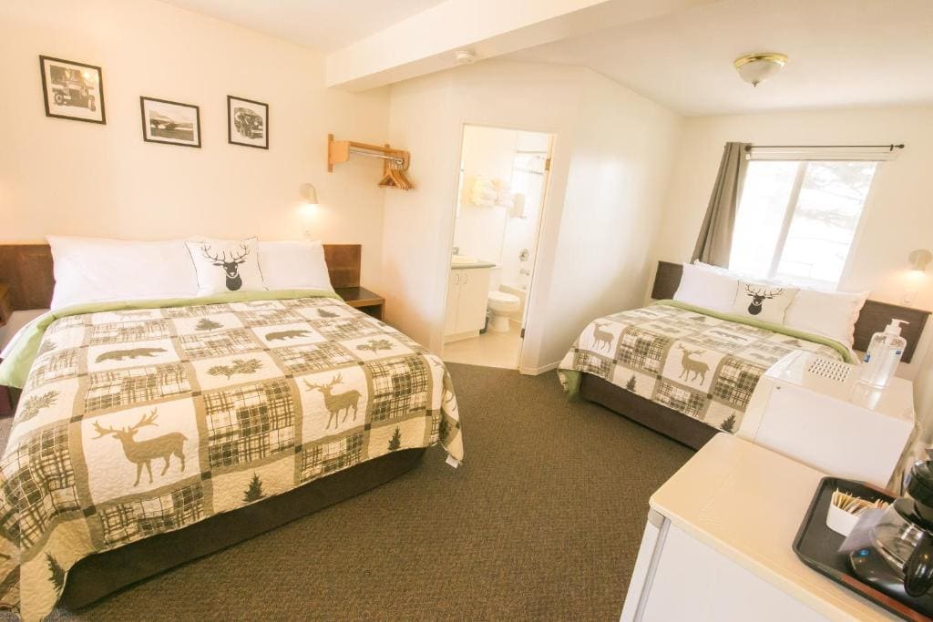 One-Bedroom Suite with Kitchen room - Image 3