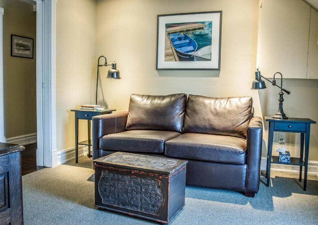 Deluxe King Suite with Sofa Bed room - Image 3