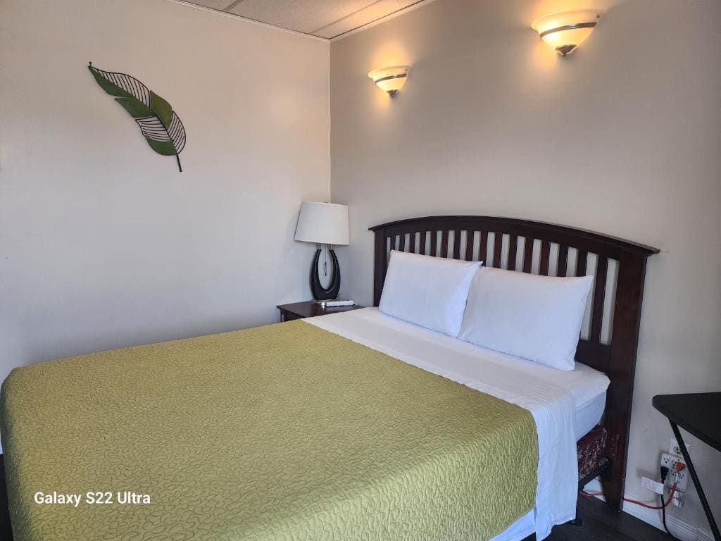 Queen Room with Balcony room - Image 2