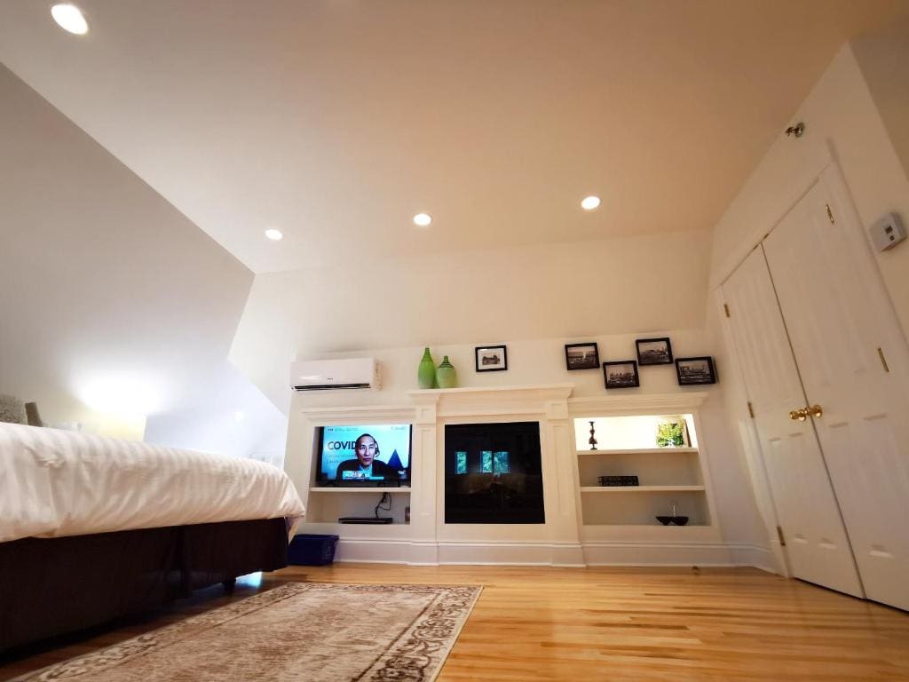 Deluxe Suite with Spa Bath room - Image 3