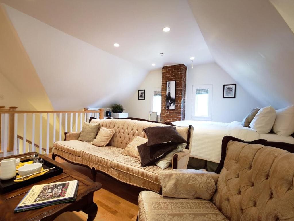 Deluxe Suite with Spa Bath room - Image 2