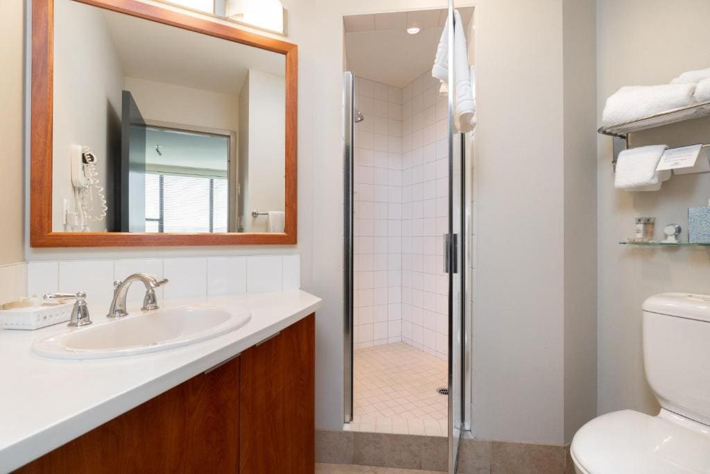 One-Bedroom Suite with Spa Bath room - Image 2