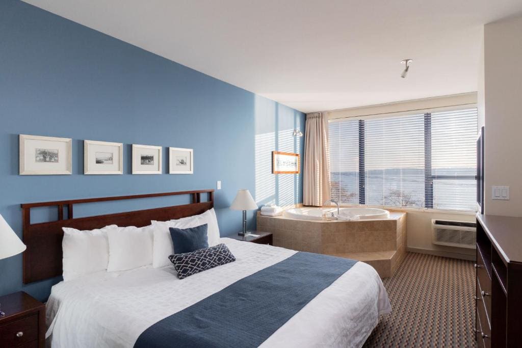 One-Bedroom Suite with Spa Bath room - Image 1