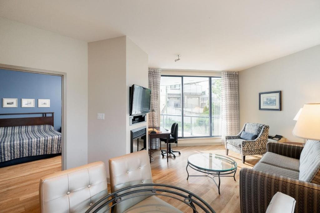 One-Bedroom Suite room - Image 2
