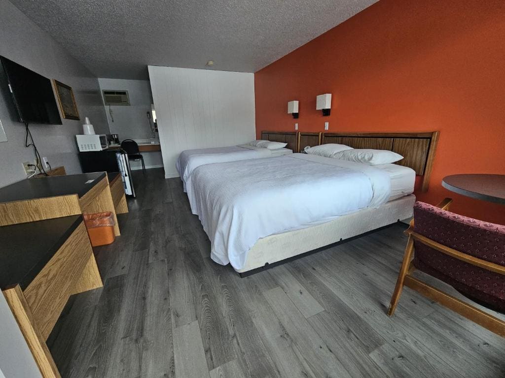 Queen Room with Two Queen Beds - Non-Smoking room - Image 2