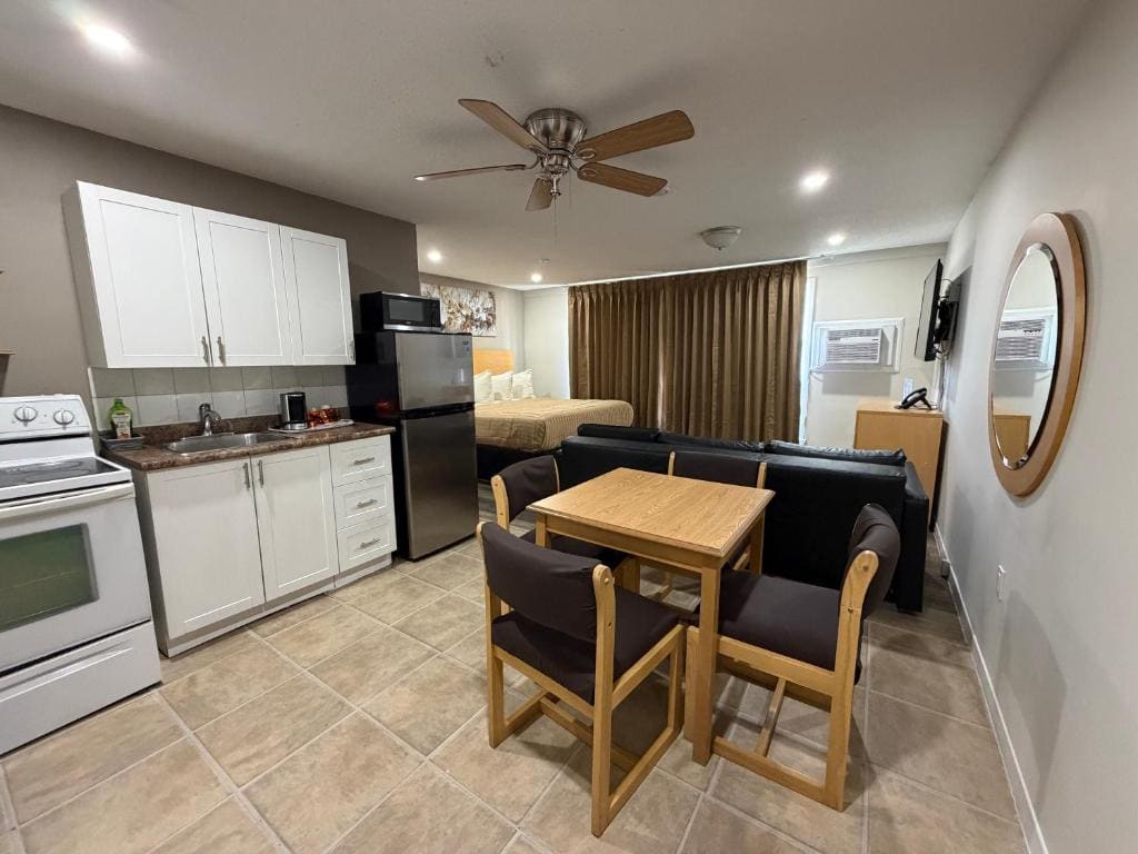 King Studio with Sofa Bed room - Image 1