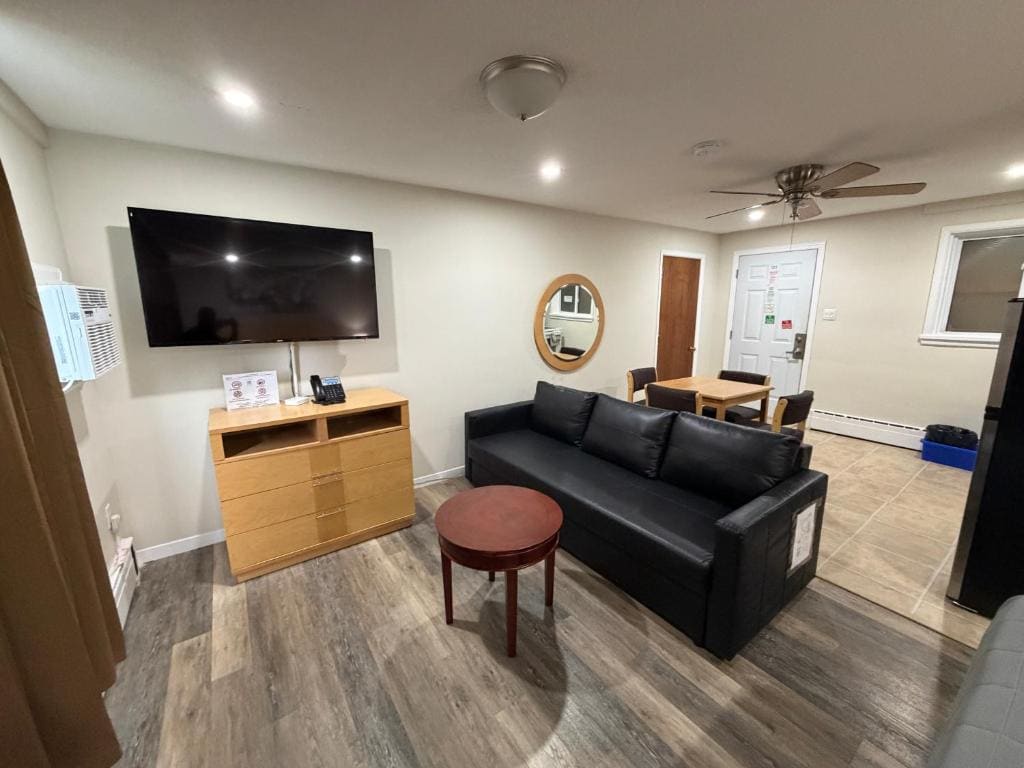 King Studio with Sofa Bed room - Image 3