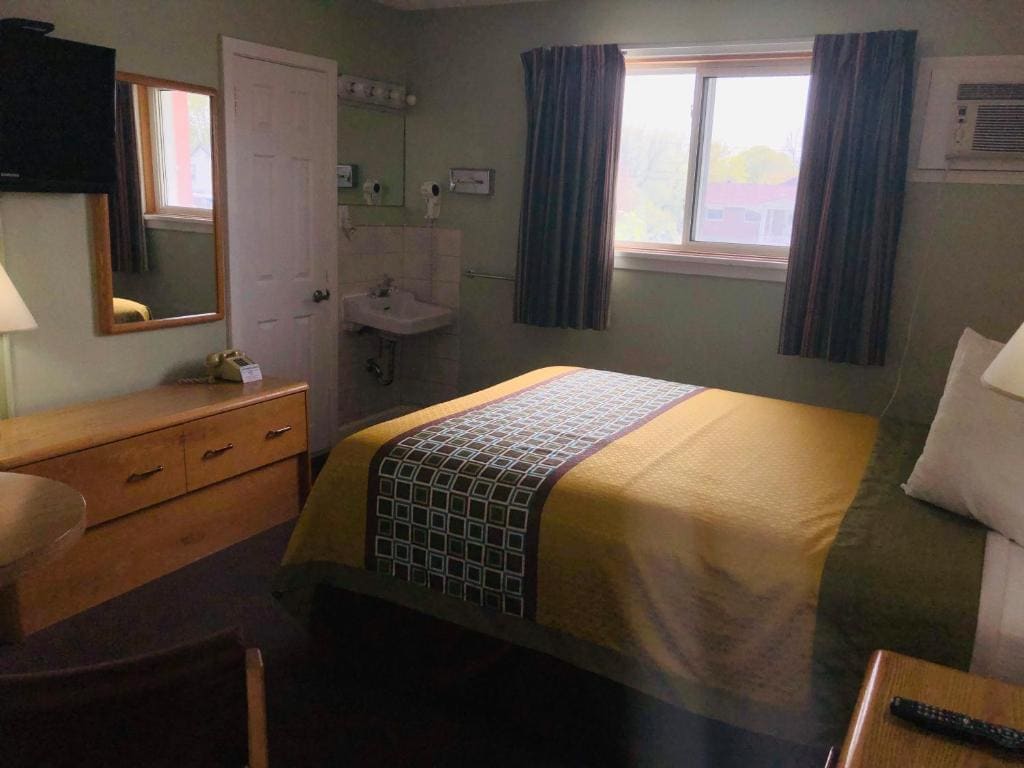 2 Queen Beds Suite with Kitchen and Kitchenette room - Image 3