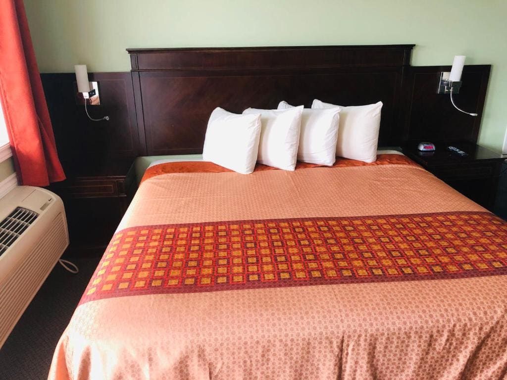 2 Queen Beds Suite with Kitchen and Kitchenette room - Image 2