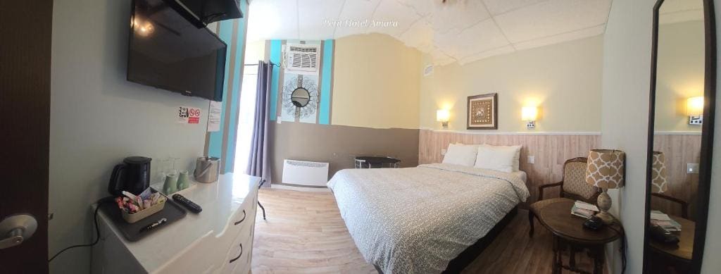 Queen Room with Balcony room - Image 1