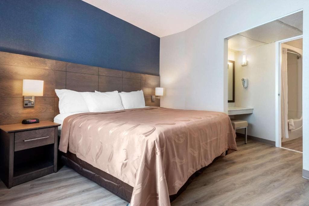 King Suite with Sofa Bed - Non-Smoking room - Image 1