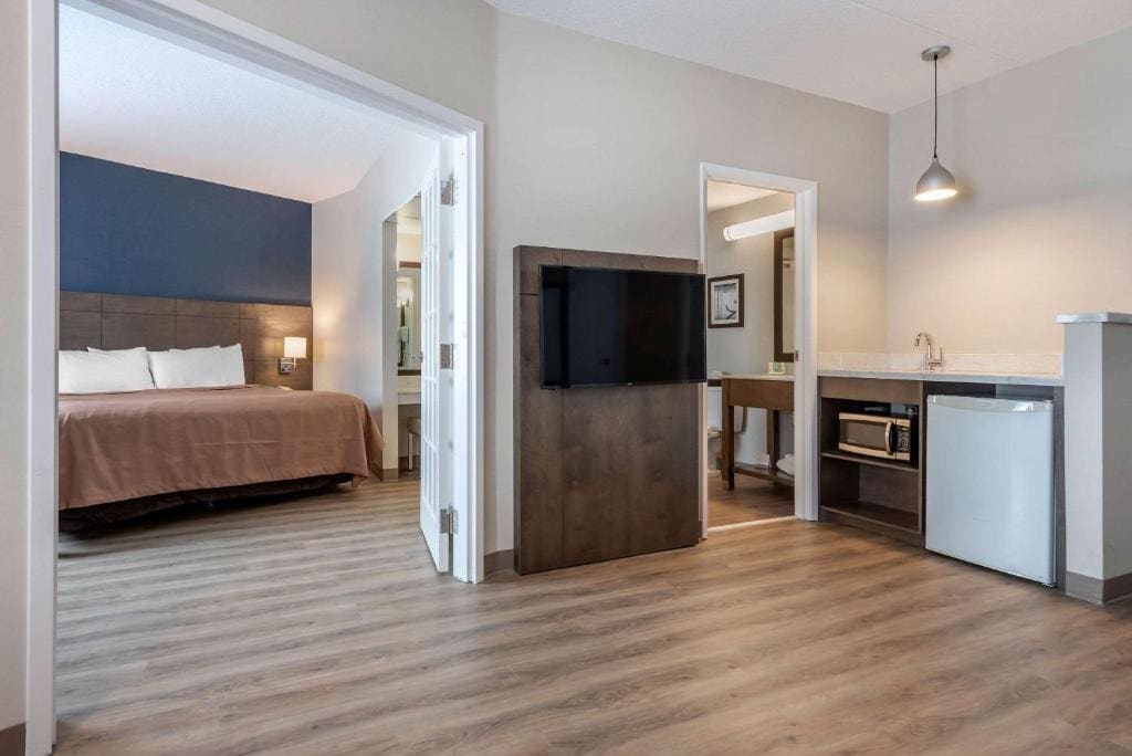 King Suite with Sofa Bed - Non-Smoking room - Image 2