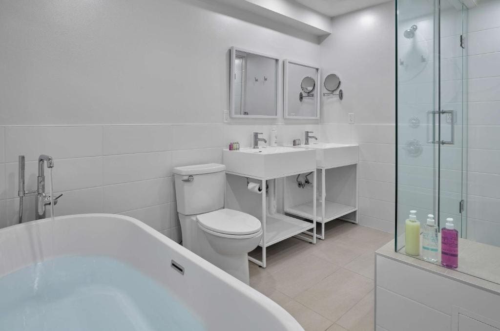 Coast Premium King Suite with Soaker Tub room - Image 3