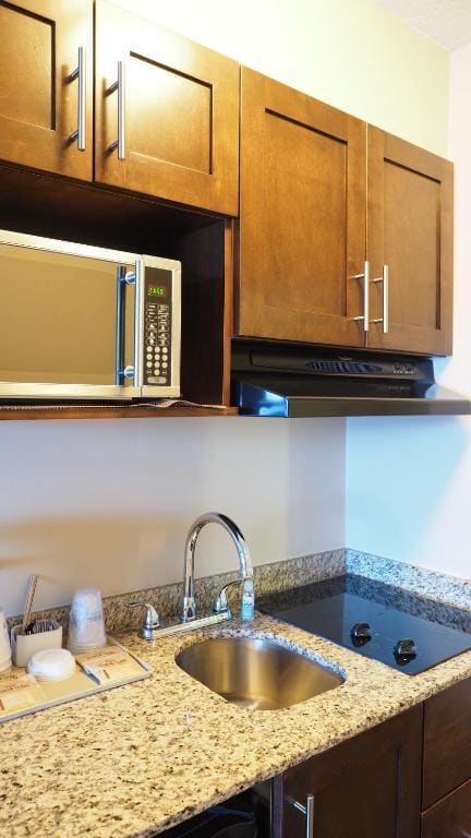 Deluxe Queen Studio Suite with Ocean View - Non-Smoking room - Image 1