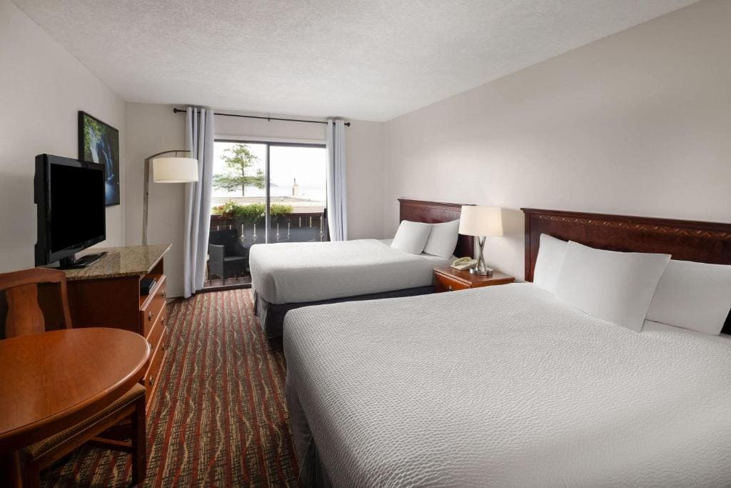 Deluxe Queen Studio Suite with Ocean View - Non-Smoking room - Image 2