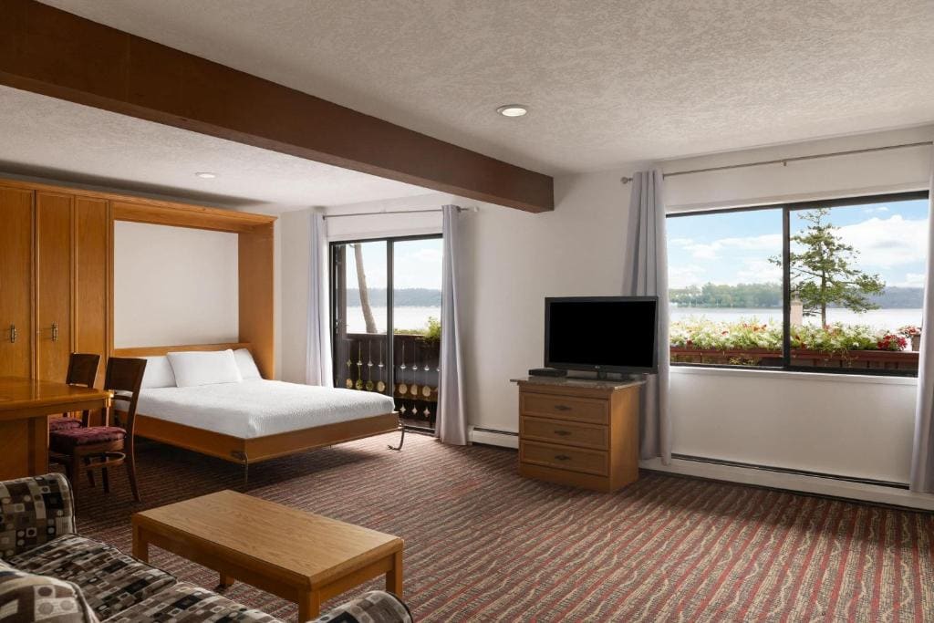 Premier Queen Studio Suite with Ocean View - Non-Smoking room - Image 1