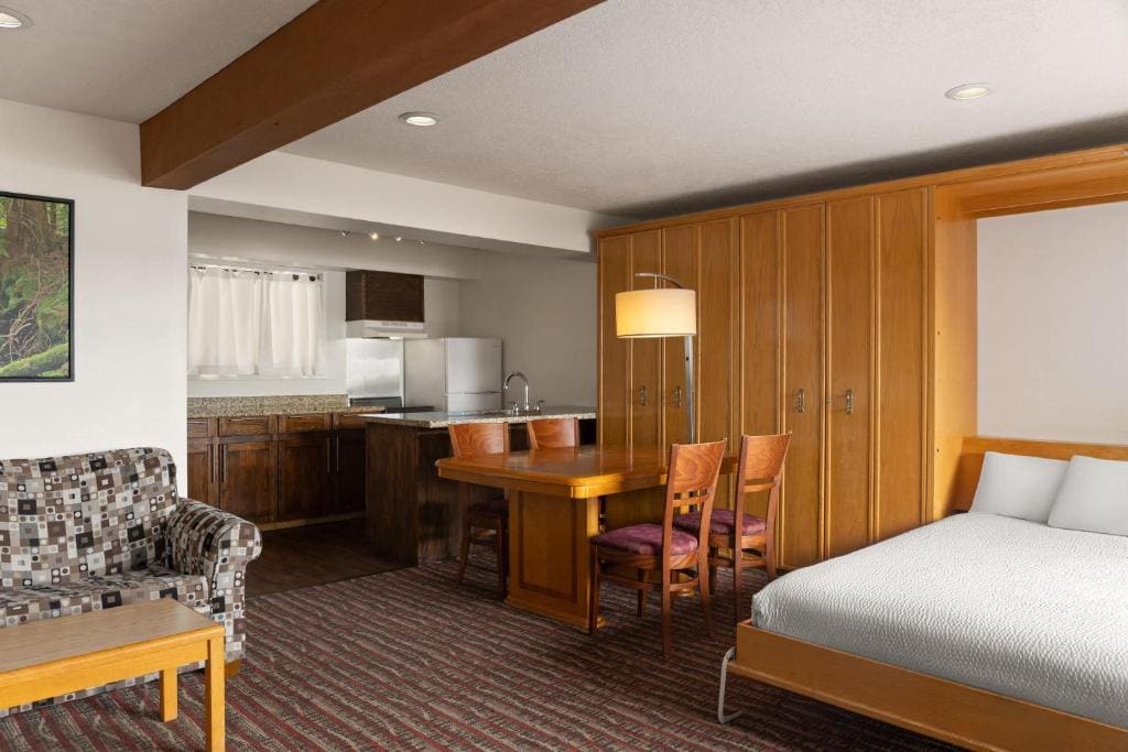 Premier Queen Studio Suite with Ocean View - Non-Smoking room - Image 3