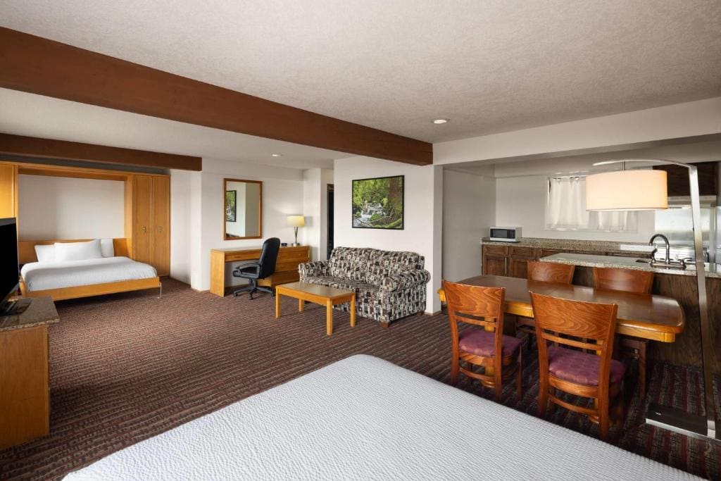 Premier Queen Studio Suite with Ocean View - Non-Smoking room - Image 2
