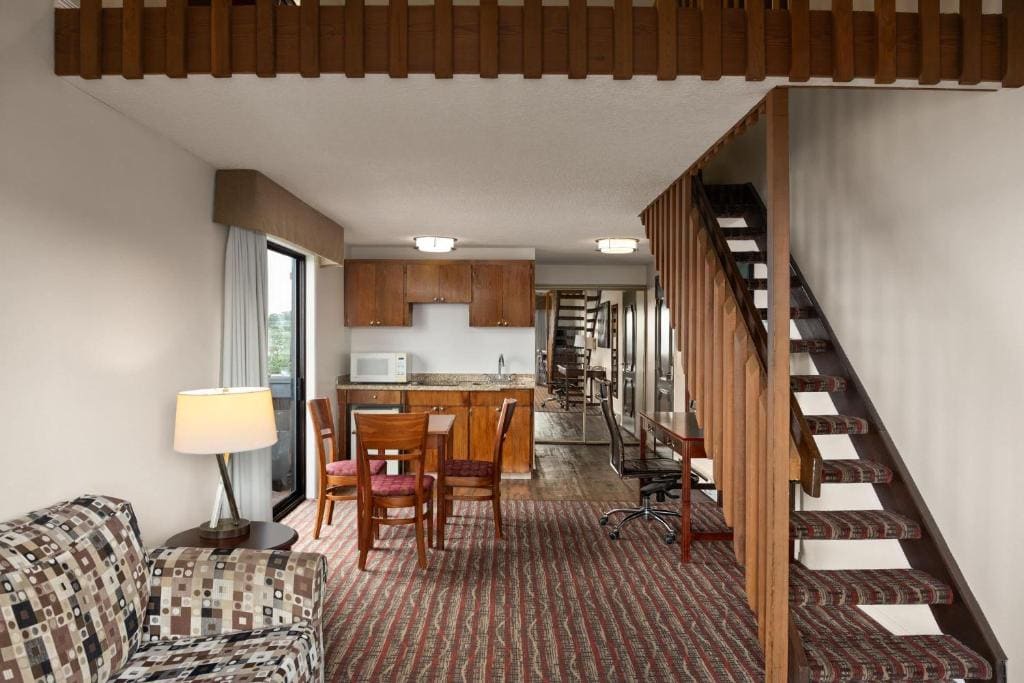 Queen Room with Two Queen Beds - Non-Smoking room - Image 3