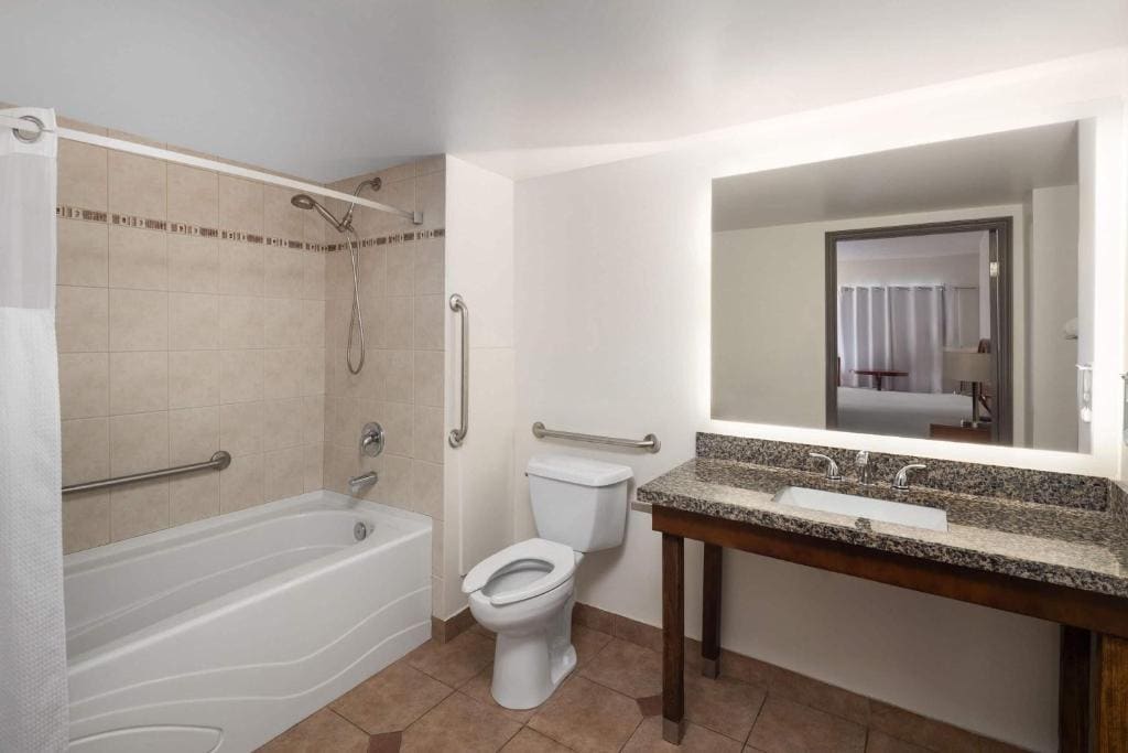 Queen Room with Two Queen Beds - Non-Smoking room - Image 1