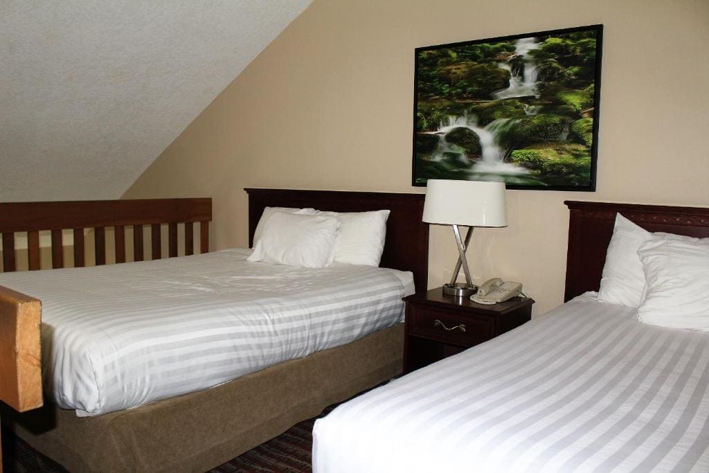 Queen StudioSuite with Two Queen Beds and Ocean View - Non-Smoking room - Image 2