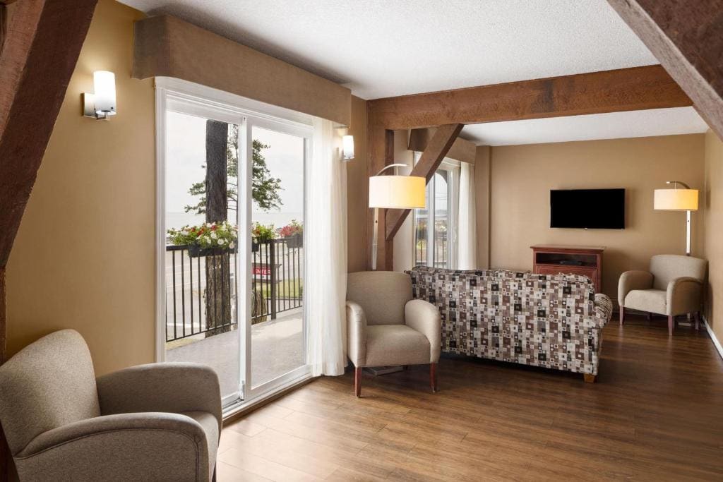 Three-Bedroom Queen Suite with Ocean View - Non-Smoking room - Image 2