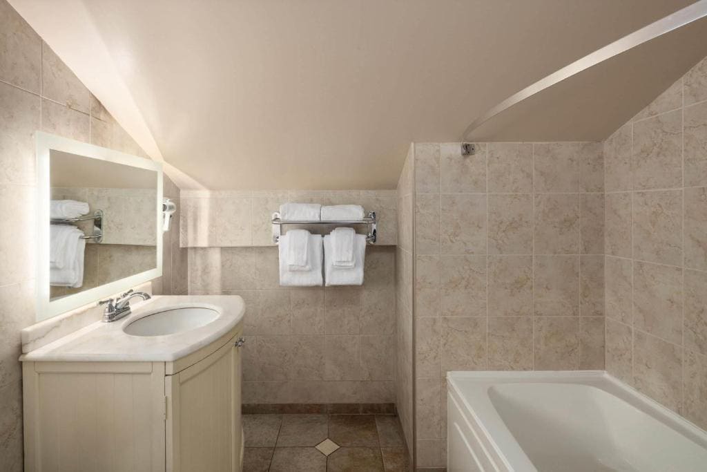 Three-Bedroom Queen Suite with Ocean View - Non-Smoking room - Image 3