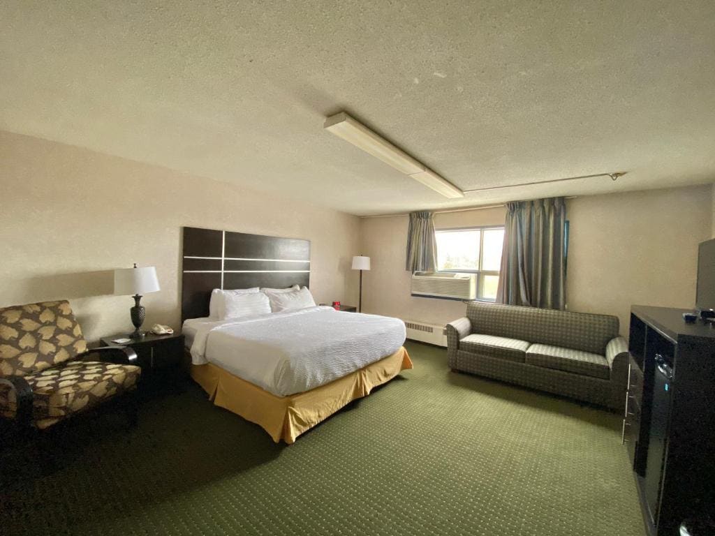 Queen Room with Two Queen Beds and Balcony - Non-Smoking room - Image 2