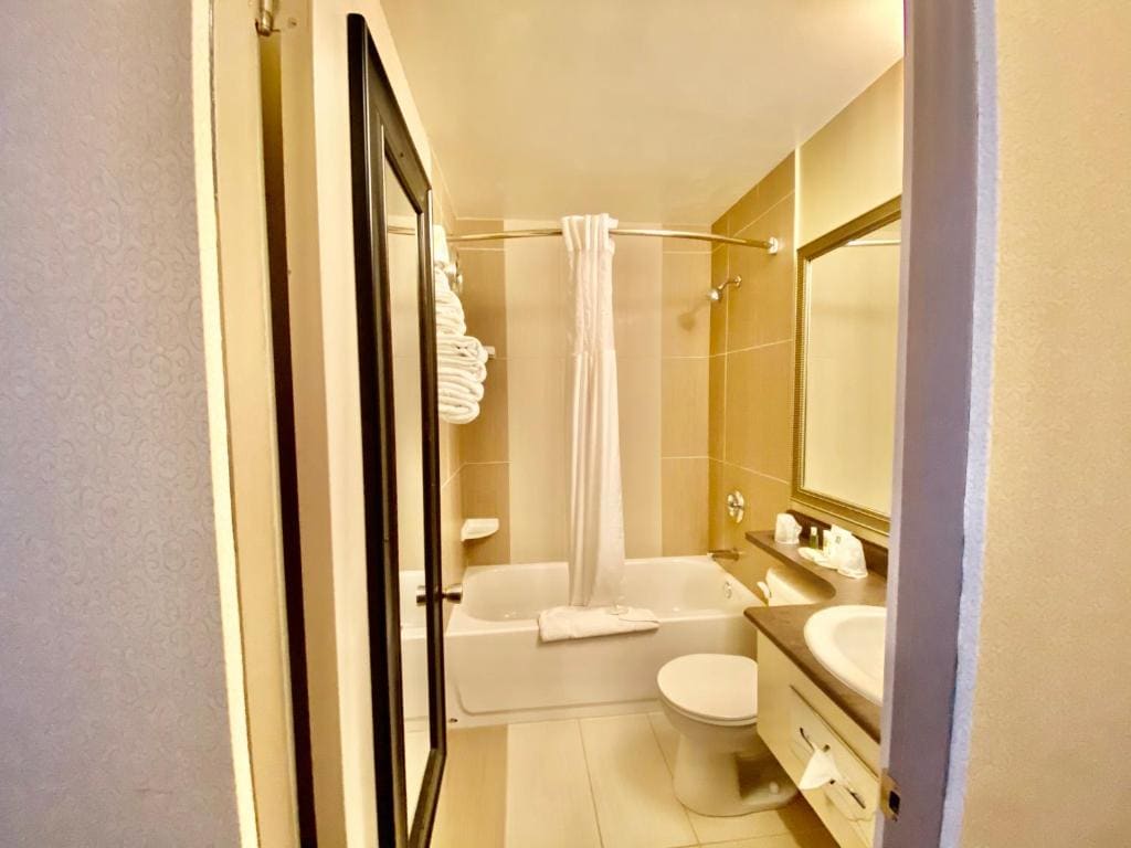 2 Queen Bed, Non-Smoking room - Image 2