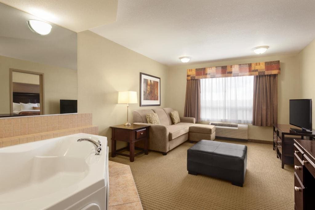 King Suite with Spa Bath - Non-Smoking room - Image 2