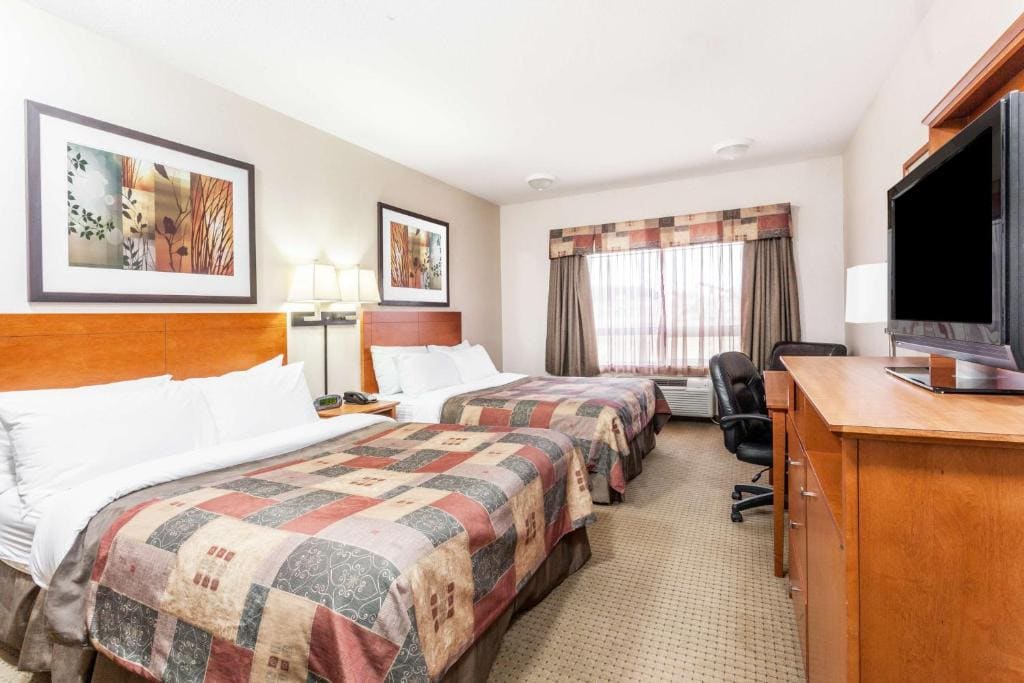 Queen Room with Two Queen Beds - Non-Smoking room - Image 1